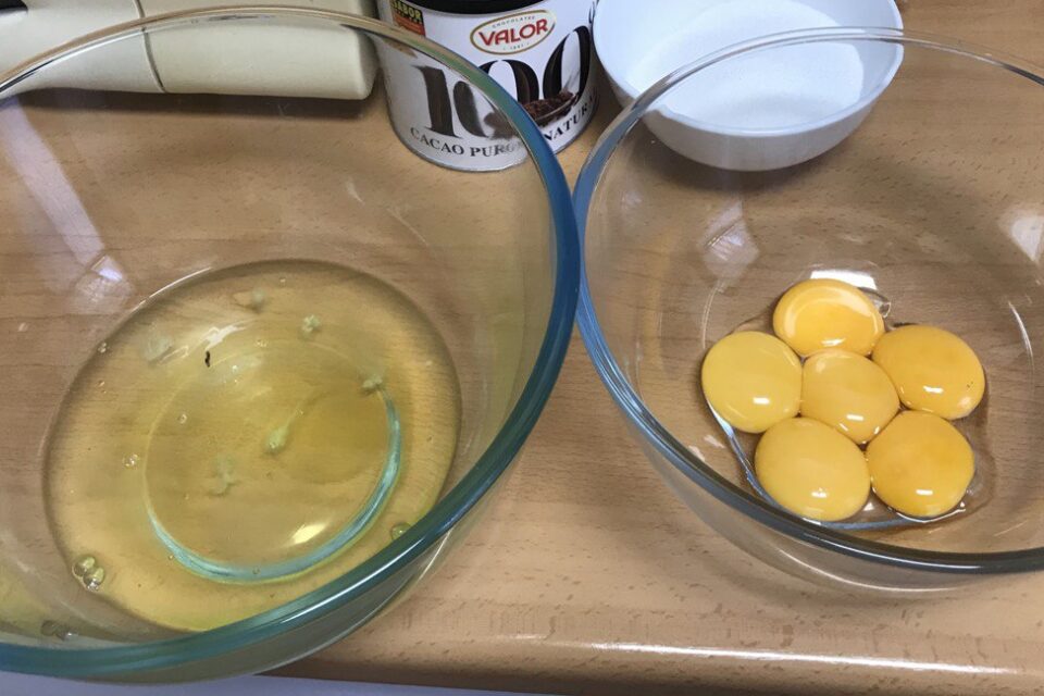 separar yemas de huevo